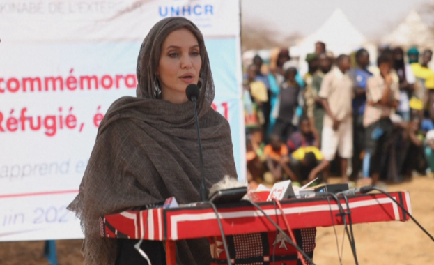 Холивудската звезда Анджелина Джоли посети лагер за бежанци в Буркина
