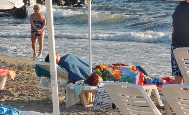 Претъпкани плажове по Южното Черноморие Туристи спят през нощта върху