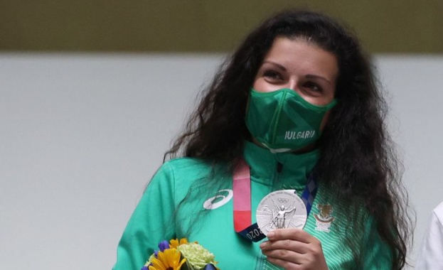 Българската състезателка по спортна стрелба Антоанета Костадинова донесе първи медал