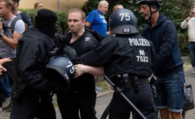 С над 600 арестувани завърши забранения протест в Берлин срещу