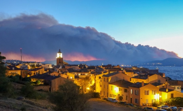 Хиляди евакуирани в Южна Франция заради горски пожар 