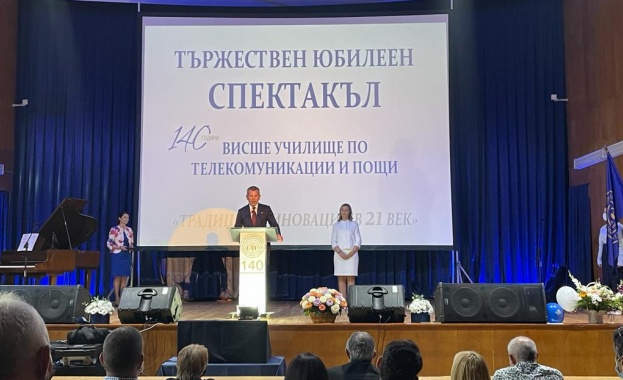 Министър Георги Тодоров получи почетен знак за изключителен принос от Висшето училище по телекомуникации и пощи