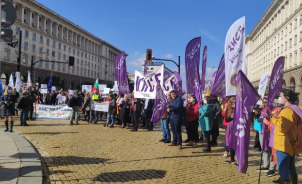 Протест срещу скъпия ток блокира центъра на София