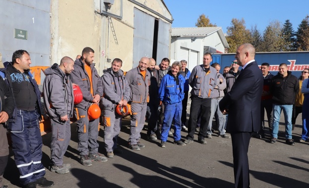 Президентът Румен Радев и вицепрезидентът Илияна Йотова посетиха най-голямата фабрика