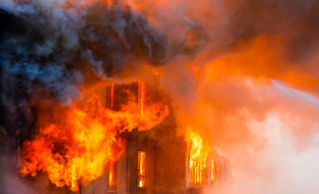 Пожар е избухнал в пететажна сграда в квартал Гюнгьорен в