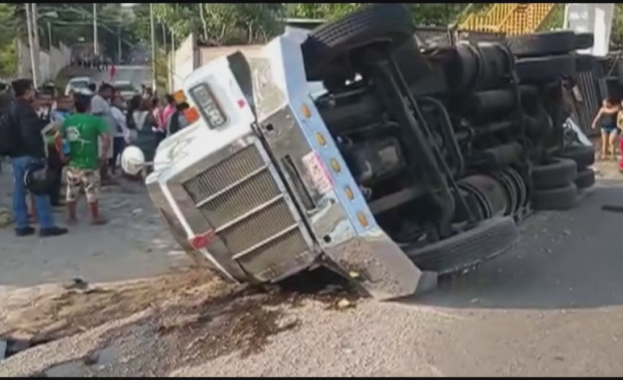 Камион, превозващ около 100 мигранти, катастрофира в Мексико. Загинали са