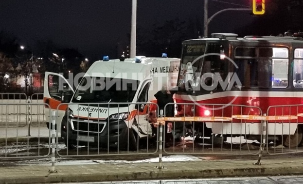 Трамвай блъсна линейка в София. Инцидентът е станал на кръстовището