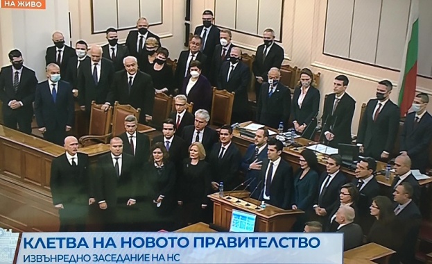 Новизбраният министър председател Кирил Петков и членовете на Министерски съвет положиха
