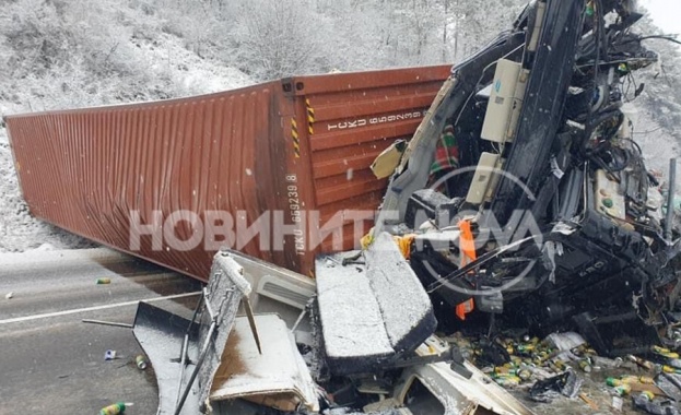 Тежка катастрофа затвори пътя София Варна край Омуртаг съобщават