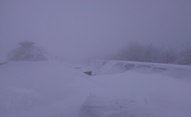 Снежната покривка на прохода Шипка вече е над 25 см.
