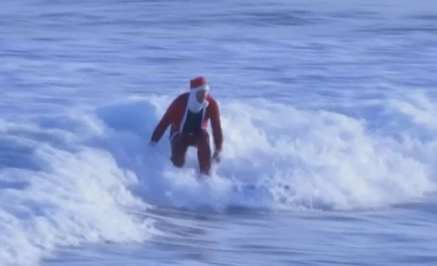 Дядо Коледа на сърф вместо на шейна 