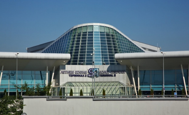 Силният вятър в София причини закъснения в полетите на летище