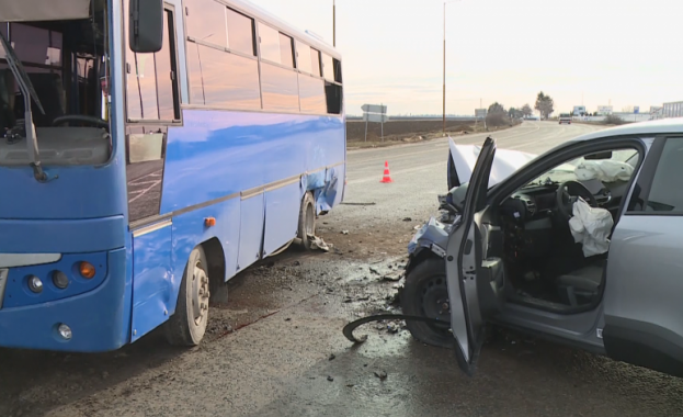 Трима пострадаха при катастрофа между автобус на градския транспорт и автомобил в Русе