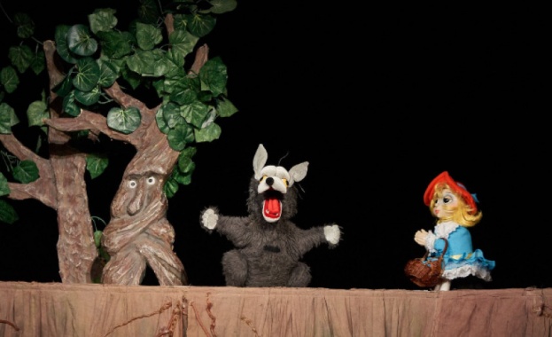Първият спектакъл за тази година в кукления театър в Бургас е "Червената шапчица" 