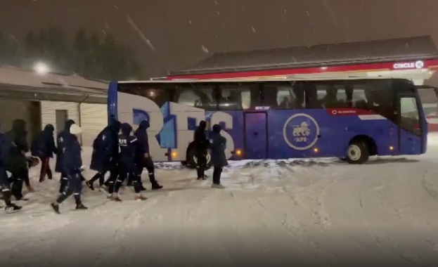 Автобусът на латвийския шампион РФС се преобърнал на магистрала, пише
