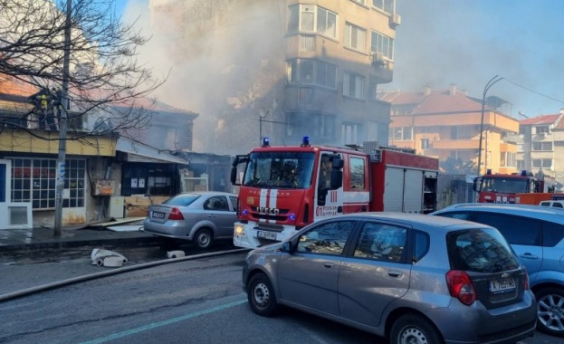 Голям пожар бушува вчера в бургаския квартал Лазур. Огънят тръгна