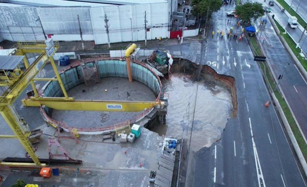 Автомагистрала се срути върху строеж на метрото в Бразилия