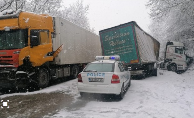 Две катастрофи затрудняват движението по пътя София Варна във Великотърновско Едната