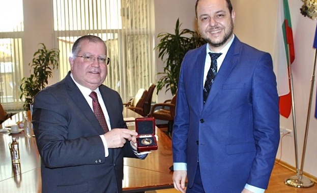 Министър Сандов се срещна с посланика на Израел