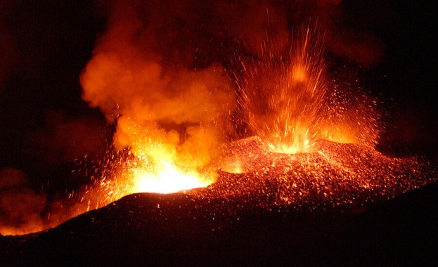След кратко затишие, вулканът Етна отново изригна. От кратера изтече