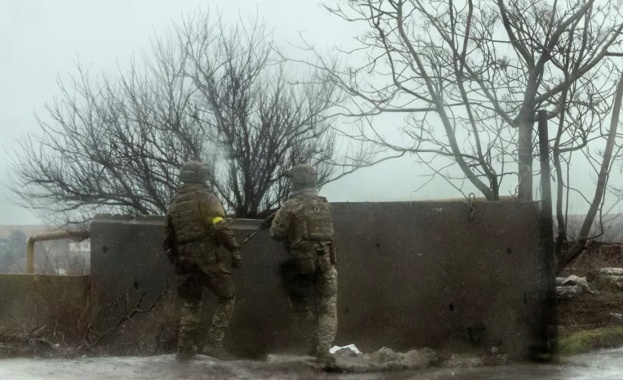 Снимка, РИА Новости: Украински войници в Мариупол Снимачният екип на
