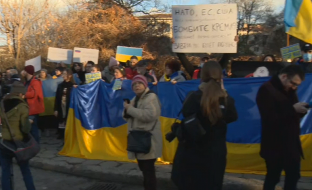 Граждани излязоха на протест пред Руското посолство в София