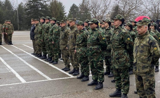 Военнослужещи от Сухопътните войски помагат за преодоляването на последиците от наводненията в община Карлово