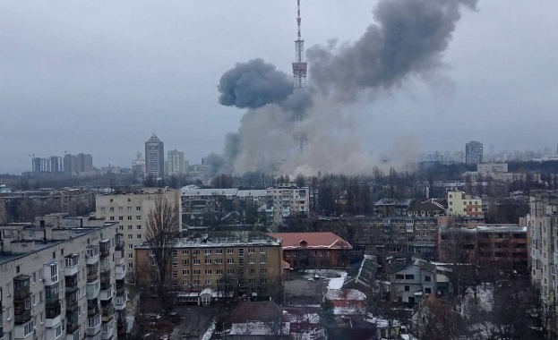 Телевизионната кула в Киев е била ударена от артилерийски снаряд