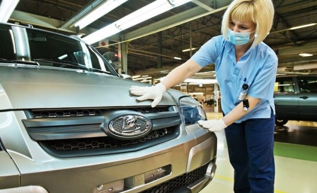 Руският автомобилен концерн АвтоВАЗ обяви, че спира повечето си производствени