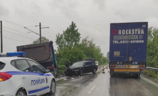 Кола от кортежа на Радев катастрофира в Пловдив, има пострадали (Обновена)