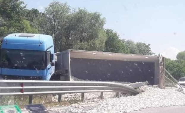 Тежкотоварен камион се е преобърнал в района на 158 км