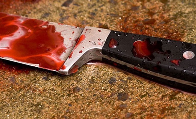 Мъж рани двама души с нож в Софийско