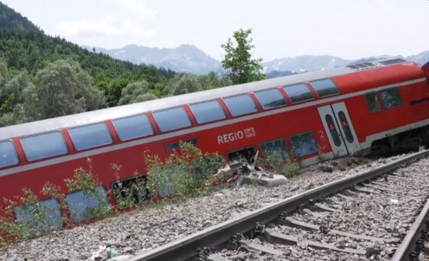 Най малко трима души загинаха днес при инцидент с влак близо