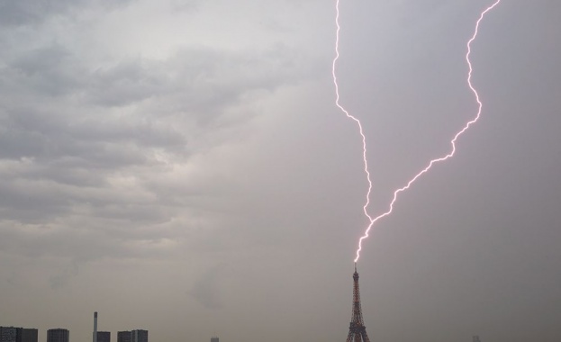 Мълния е ударила Айфеловата кула в Париж съобщава BFMTV В