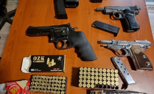 Митнически служители задържаха оръжия и боеприпаси, пренаясни от турски гражданин