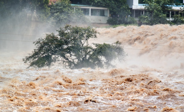 Тежки наводнения в Южен Китай принудиха десетки хиляди да се