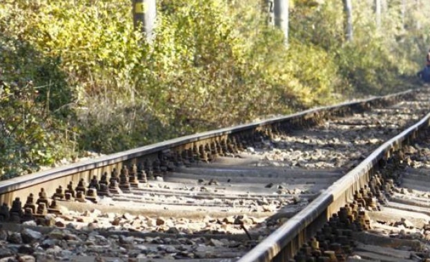 Бързият влак по линията Бургас София блъсна човек Инцидентът