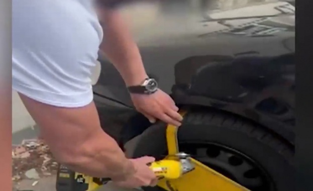 Мъж отряза демонстративно с шлайф скобата на колата си