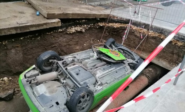 Такси падна в изкоп на "Топлофикация" в Русе