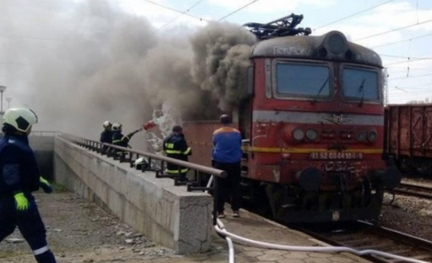 Пътниците са били евакуирани КРОСС Пожар в бързия влак Бургас