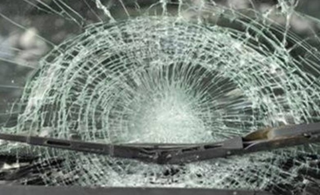В бургаския квартал Лазур 19-годишен шофьор блъсна два паркирани автомобила