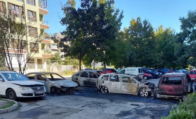Пет автомобила изгоряха на варненски паркинг