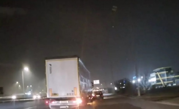 Тир в София избута кола от пътя и избяга 