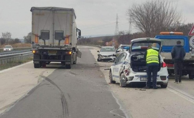 Камион удари патрулка на магистрала „Хемус“