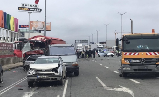 Верижна катастрофа с 10 коли и два тира на Околовръстното в София (Обновена)