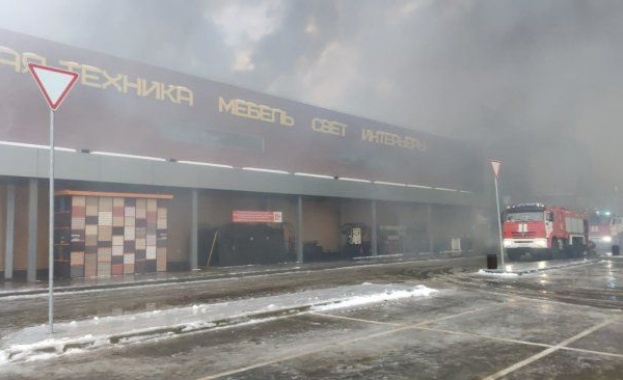 Огромен пожар избухна в строителен хипермаркет в московското предградие Балашиха