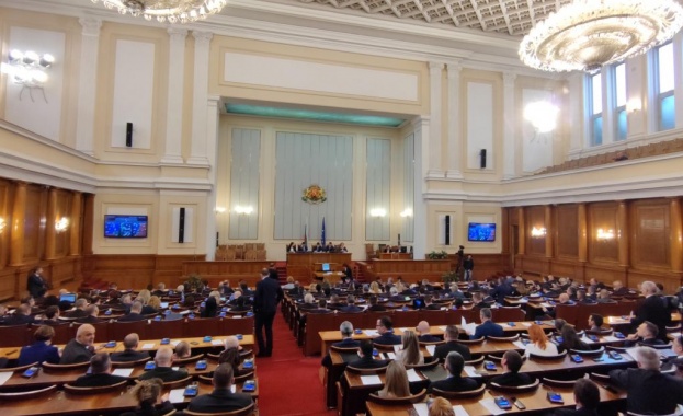 Радев свиква на първо заседание новоизбраното 49-о Народно събрание в сряда - 12 април