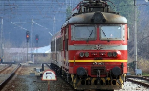 Влакът по направление Варна Русе удари джип на жп прелез