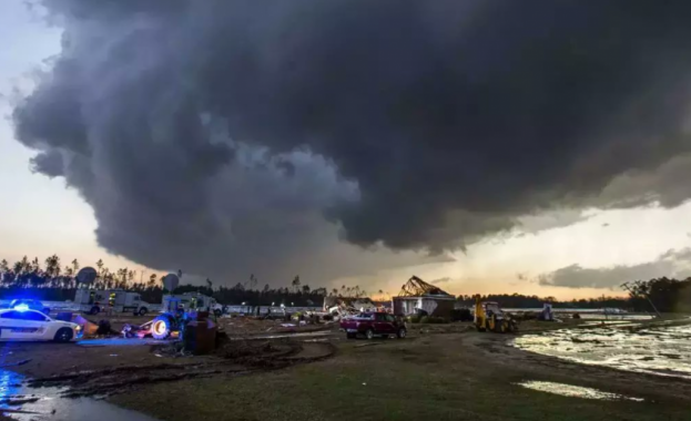 Торнадо премина през Луизиана предизвиквайки разрушения Стихията изкорени дървета които