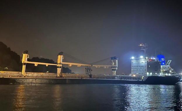 Възобновиха движението през Босфора след инцидента с украински товарен кораб
